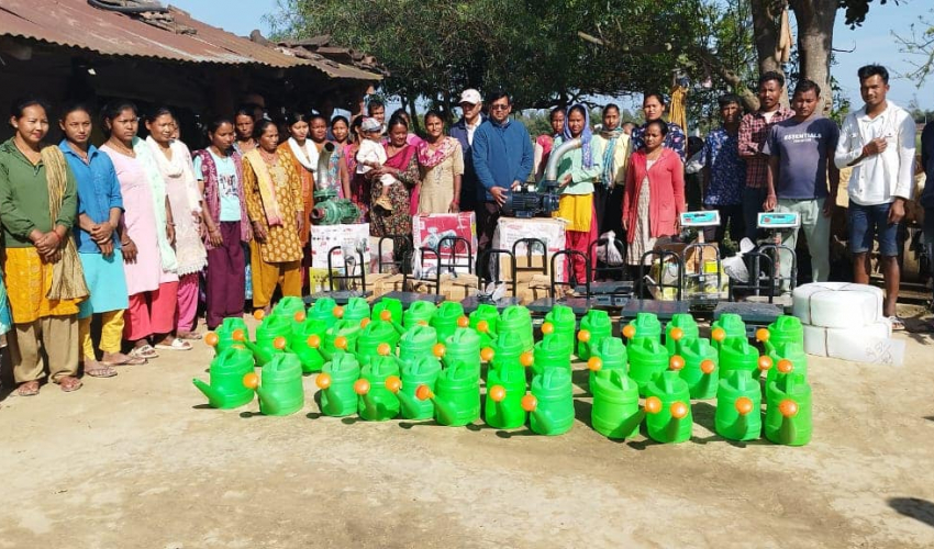 धनगढीमा किसानहरुलाई कृषि सामग्री वितरण