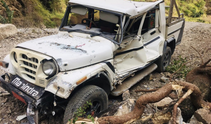 बझाङमा गुडिरहेको जिपमाथि ढुङ्गा खस्यो