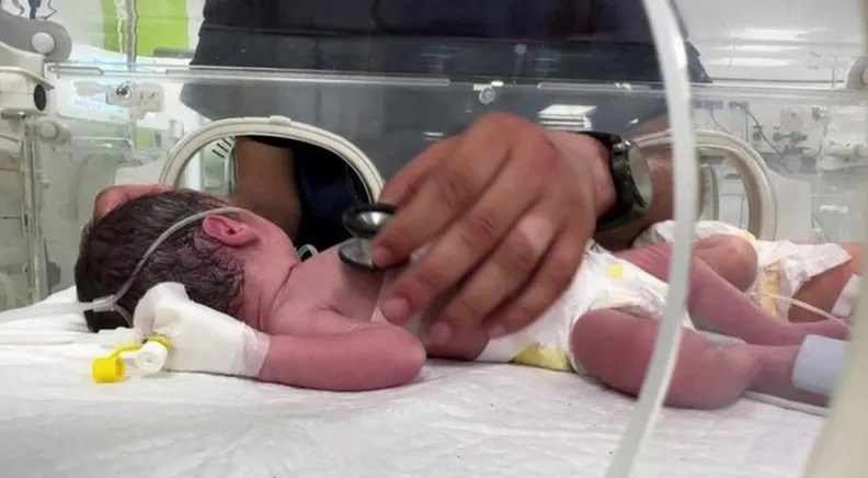 इजरायली आक्रमणमा मृत्यु भएकी महिलाको गर्भबाट निकालियो जीवित बच्चा