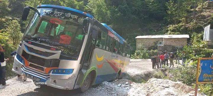 बझाङमा दुर्घटना हुनबाट जोगियो बस