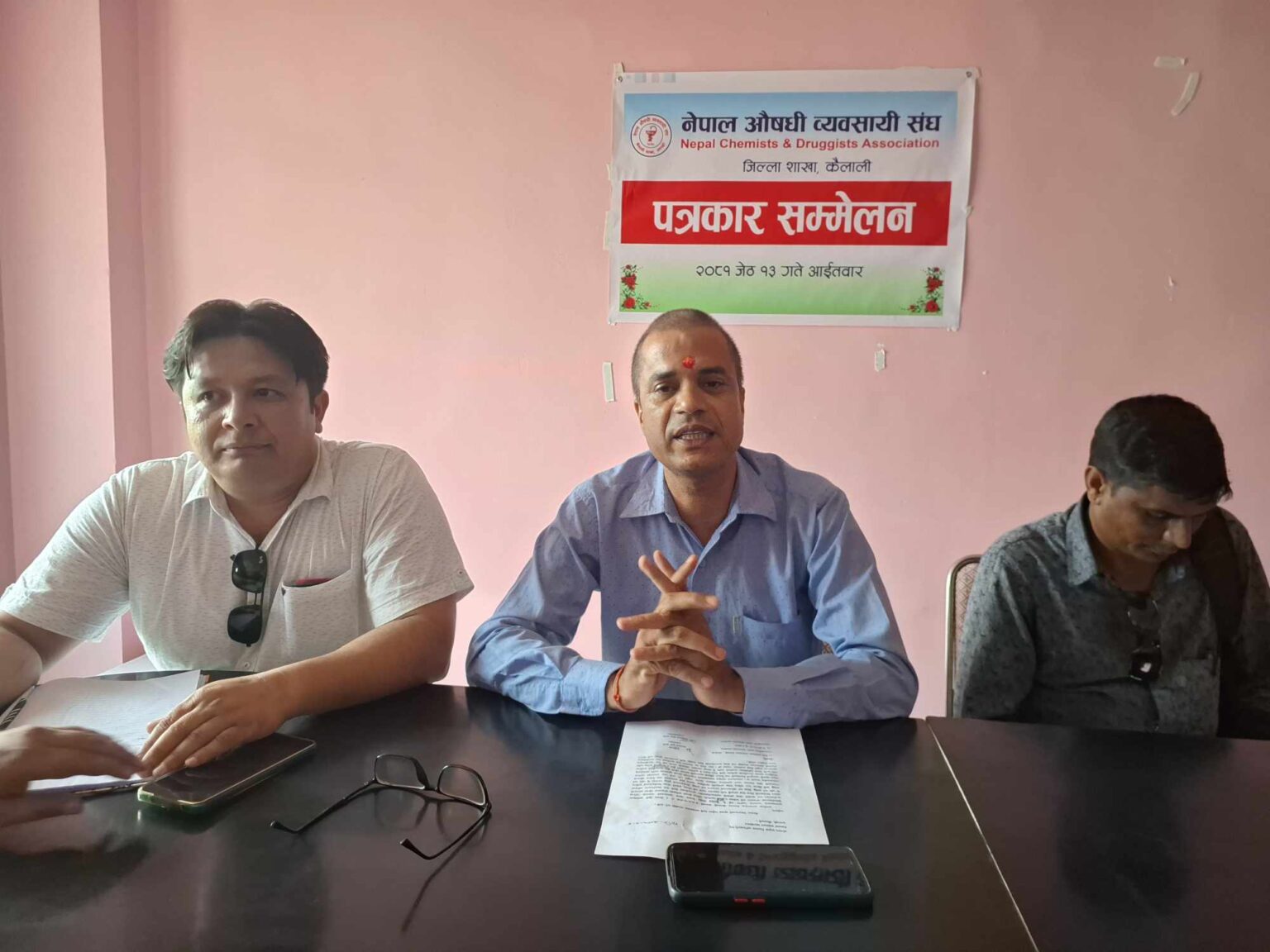 सेतीमा कार्यरत डाक्टरले धम्काएको भन्दै प्रशासनमा निवेदन