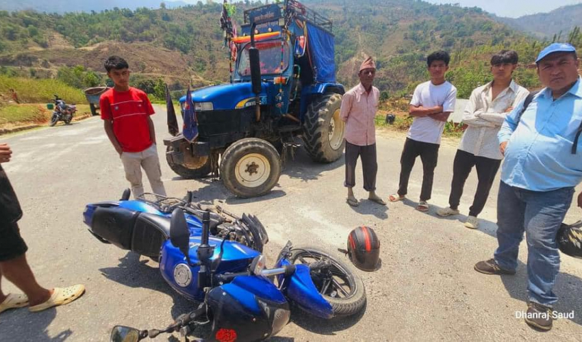 अछाममा मोटरसाइकल र ट्याक्टर ठोक्किँदा दुई सञ्चारकर्मी घाइते