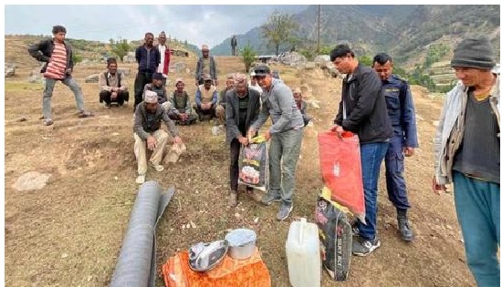 बझाङमा चट्याङले घाइते भएकाहरुको परिवारलाई राहत वितरण