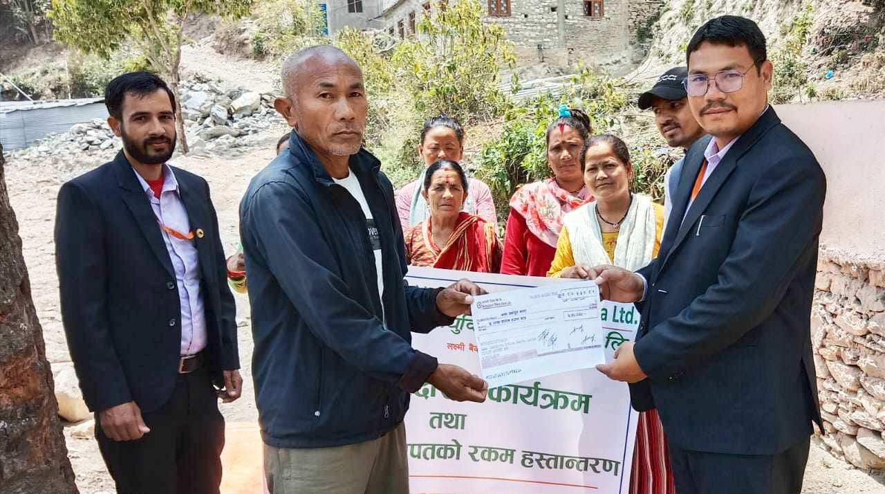 लक्ष्मी लघुवित्तद्धारा दुर्गा मायाका परिवारलाई बिमा रकम भुक्तानी