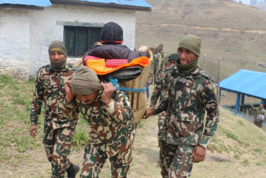 बझाङमा लेक लागेर बिरामी भएका पुरुषको उद्धार