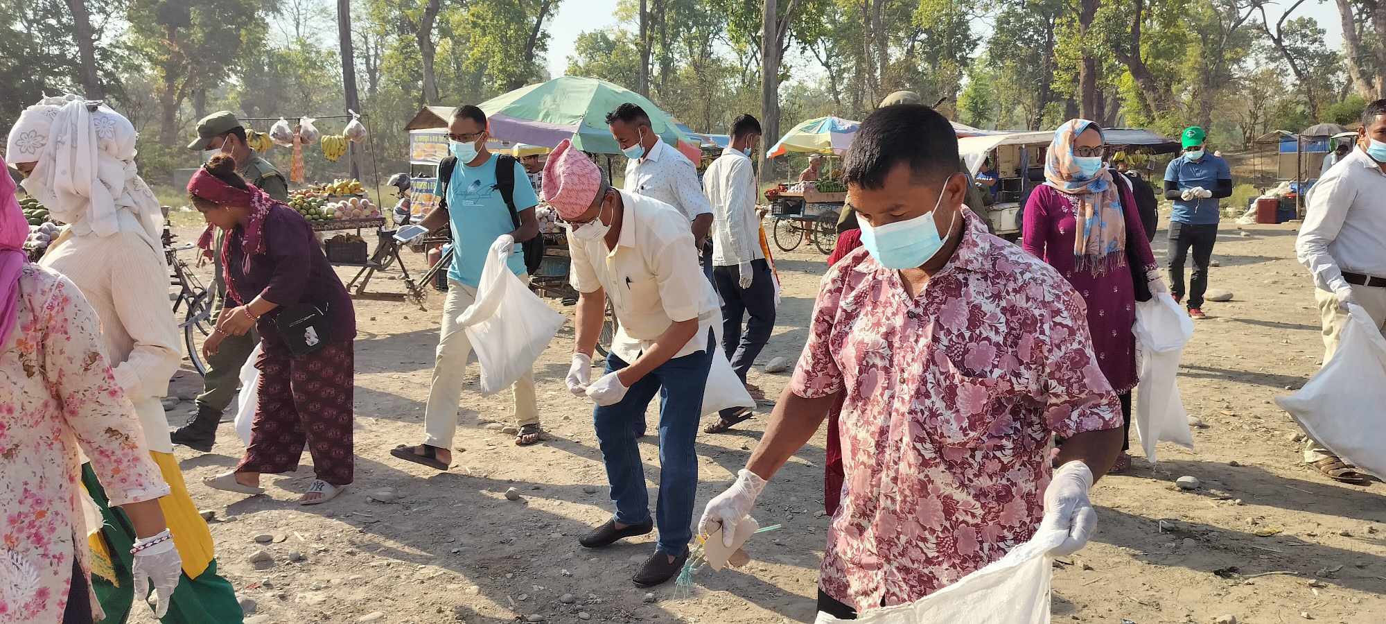 अत्तरिया बसपार्कमा सरसफाई, ठेला व्यवसायी सहितको सहभागिता