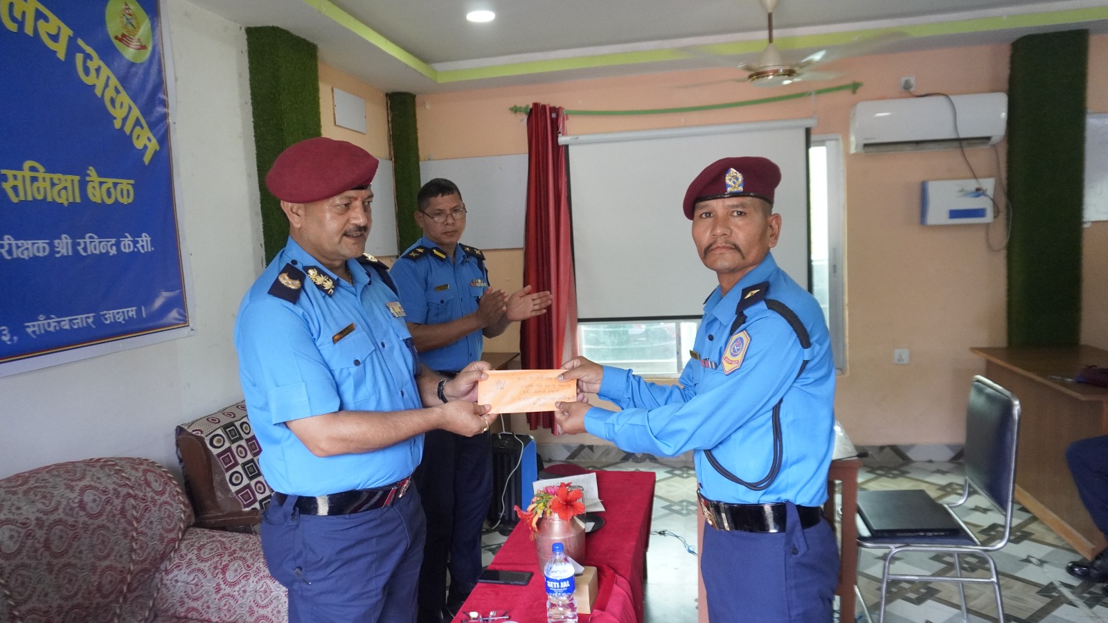 अछाम पुगेका प्रदेश प्रहरी प्रमुखले खच्चड उद्धार गरेका २ प्रहरीलाई पुरस्कृत गरे