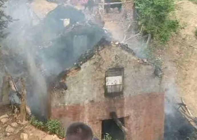 अछाममा लाइटर पड्किँदा घर जल्यो