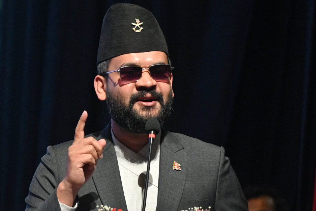 बाढी प्रभावित क्षेत्रमा प्रधानमन्त्री, घाइतेहरू भेट्दै
