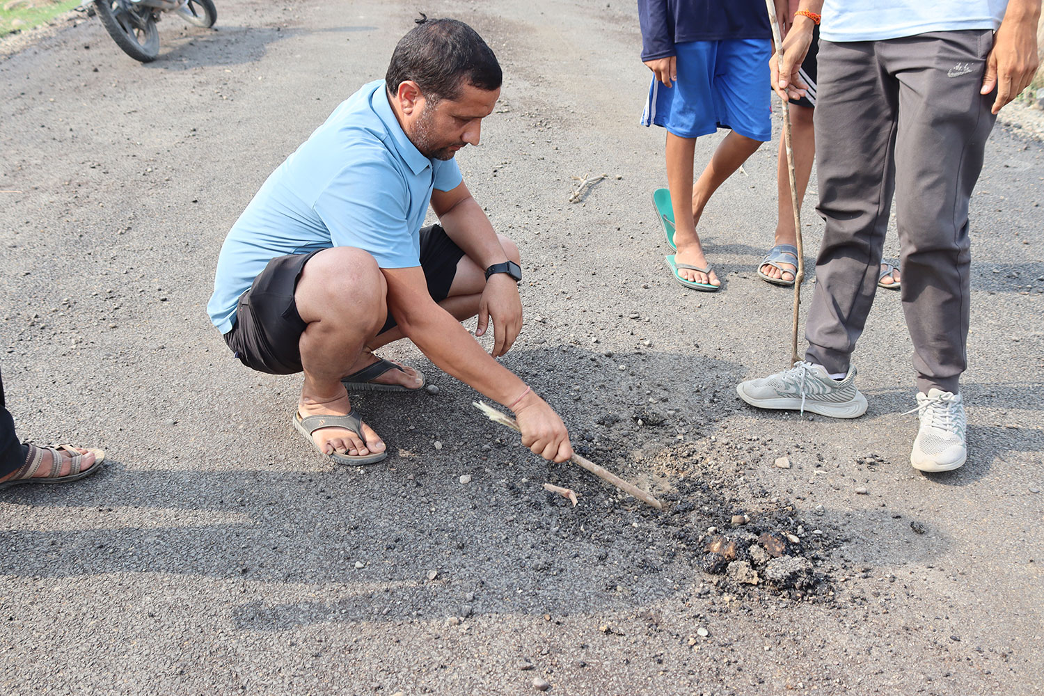 गोदावरी – २ को कालोपत्रे गुणस्तरहिन भएको आरोप, हातले उप्किदै 