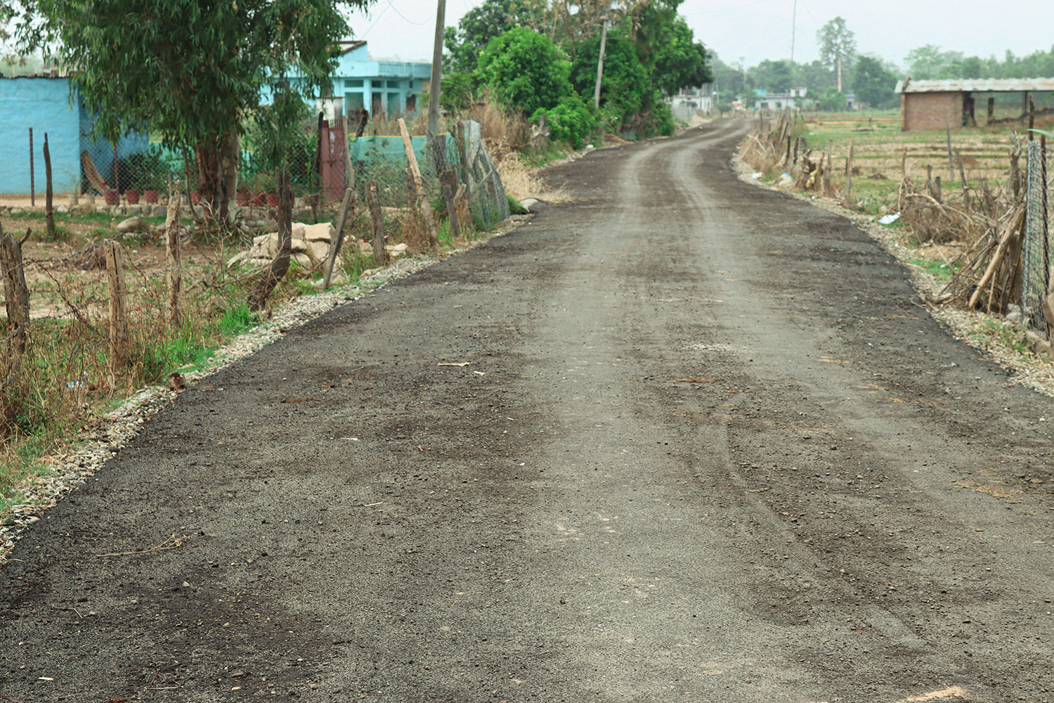 गोदावरी – २ मा सडक कालोपत्रे हुँदा स्थानीय हर्षित