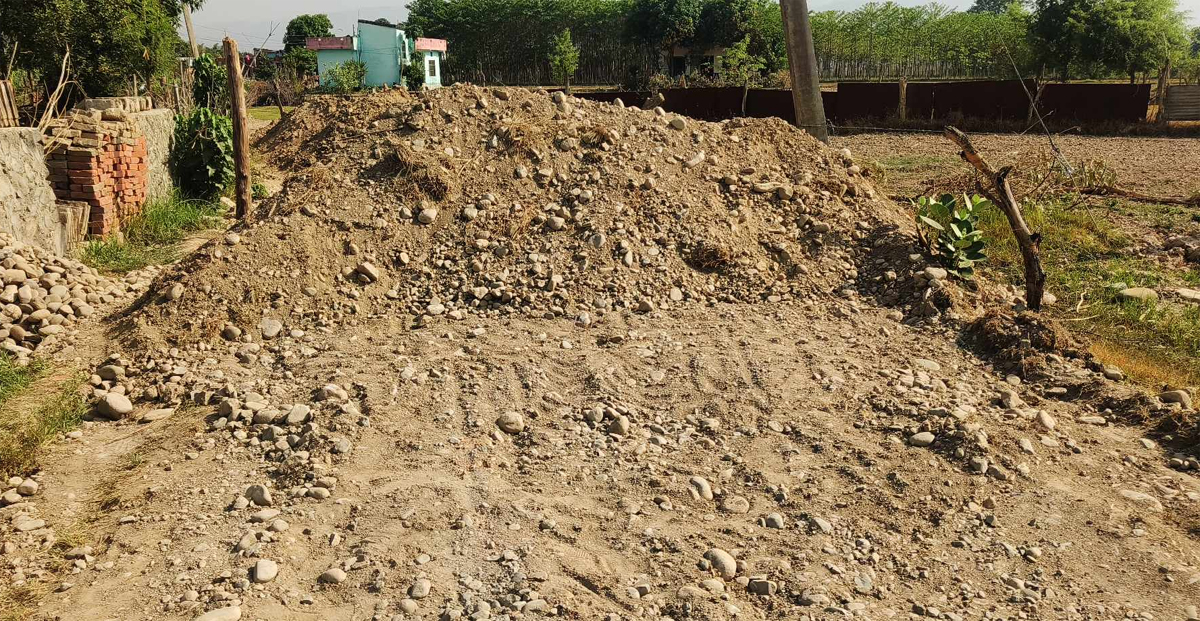 गोदावरीको बिच सडकमा जेसिबीले खनियो, जनप्रतिनिधिले भन्छन् ‘आपसमा मिल्नुस्’