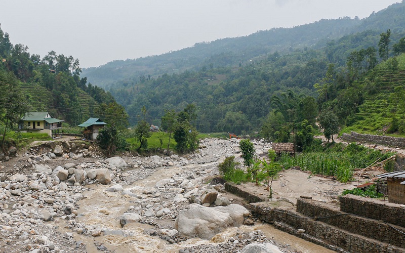 पूर्वी नेपालमा बाढी पहिराे, पश्चिममा खडेरी