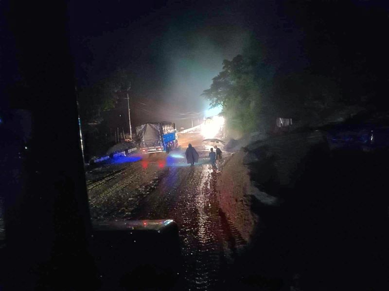 चितवनमा पहिरोले २ बस बगायो, ढुङ्गा लागेर चालकको मृत्यु