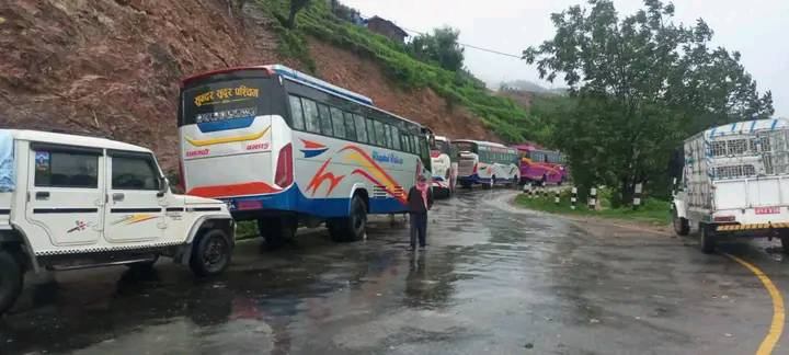 सडक माथिबाट पहिरो खस्दा जयपृथ्वी राजमार्ग फेरी अवरुद्ध