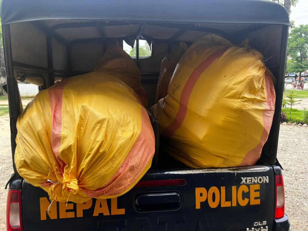 सुदूरपश्चिमबाट ७ लाख बढीको अवैध सामान बरामद