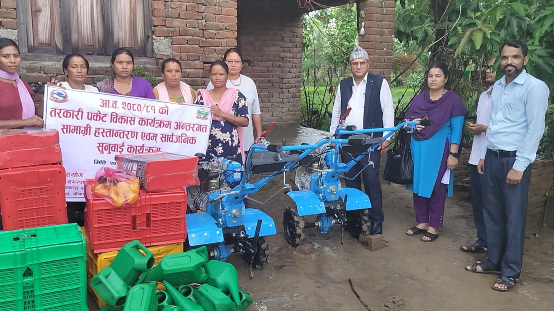 गोदावरीका दुई कृषक समूहलाई कृषि सामग्री हस्तान्तरण