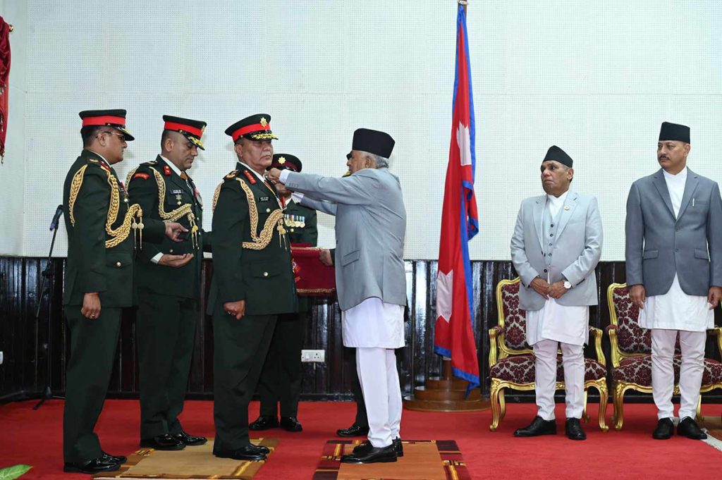 नवनियुक्त प्रधानसेनापतिले लगाए दर्ज्यानी चिह्न