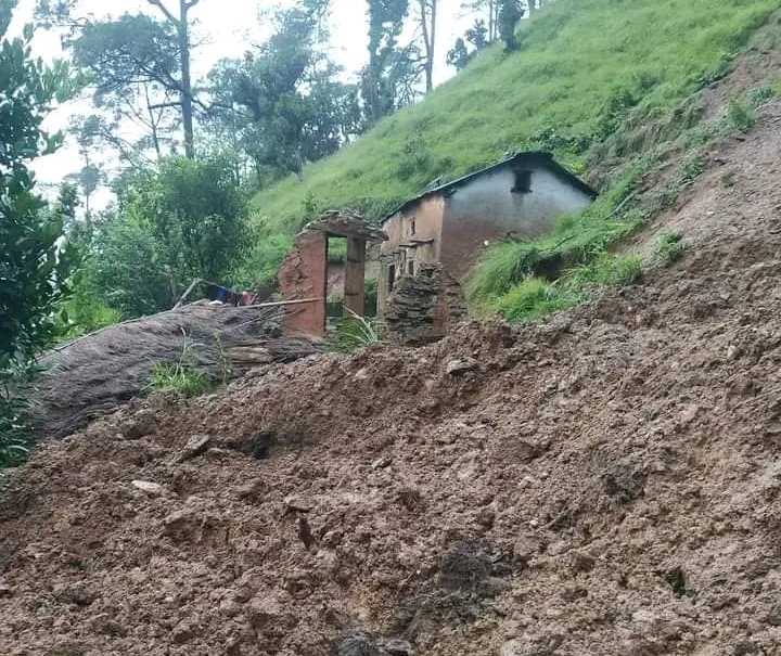 डोटीमा घरमाथि खसेको पहिरोले च्यापिएर श्रीमान् श्रीमती घाइते