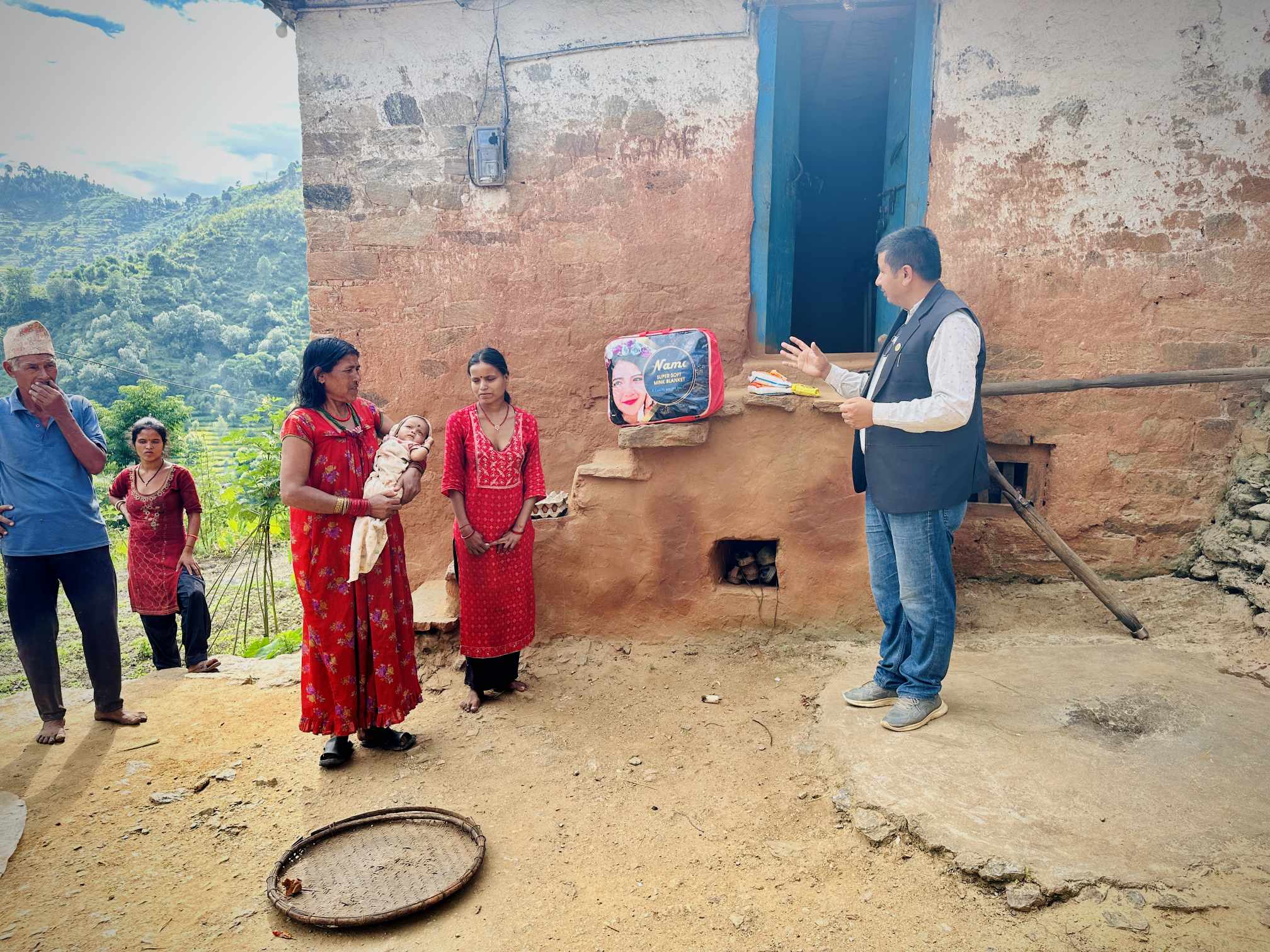 डोटीको बोगटानमा सुत्केरीलाई कोसेली कार्यक्रम सुरु