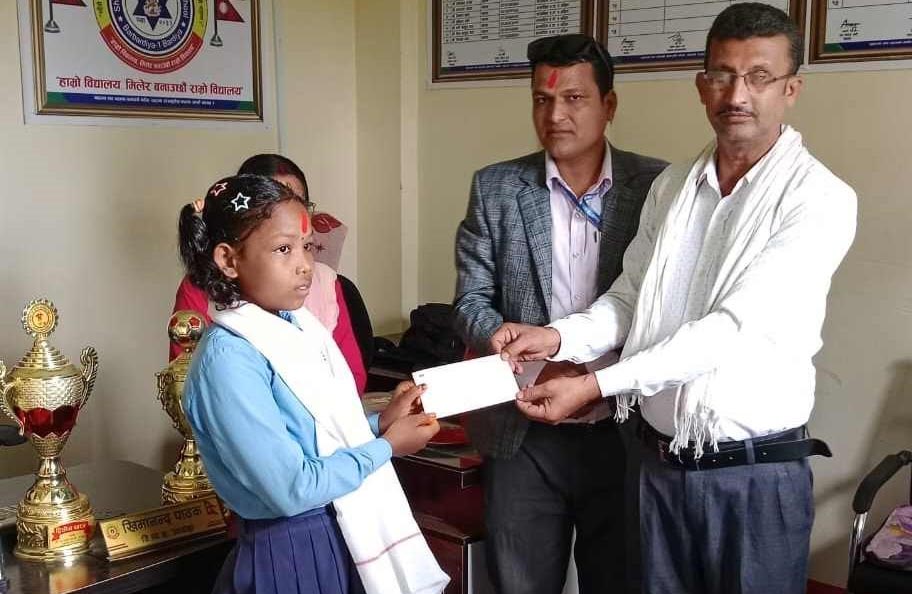 डिप्रोक्स लघुवित्त ठाकुरद्धाराले ग-यो सदस्यकी छोरीलाई छात्रवृत्ति प्रदान
