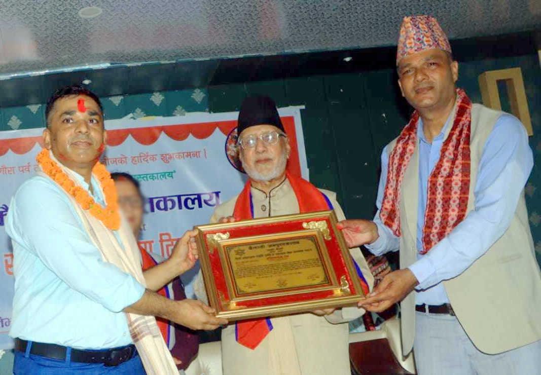 डा. ढकाल राष्ट्रिय स्वास्थ्य सेवा सम्मानबाट अभिनन्दित
