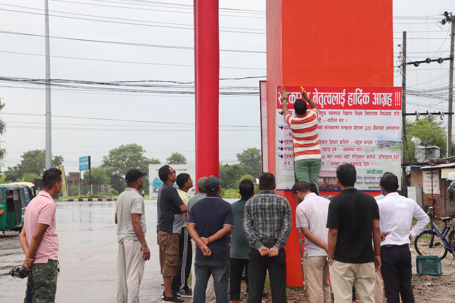 धनगढी एयरपोर्टको गेटमा बोर्ड टाँसेर सरकार र नेतालाई ५ बुँदे आग्रह