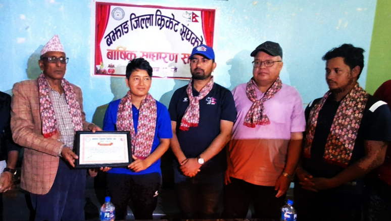 क्रिकेटर खड्का गृहजिल्ला बझाङमा सम्मानित