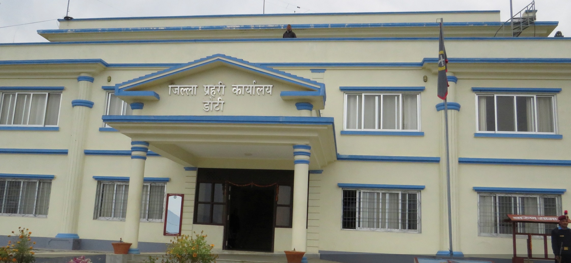डोटीमा स्कुलको छतबाट खसेर एक बालक घाइते, धनगढी रिफर