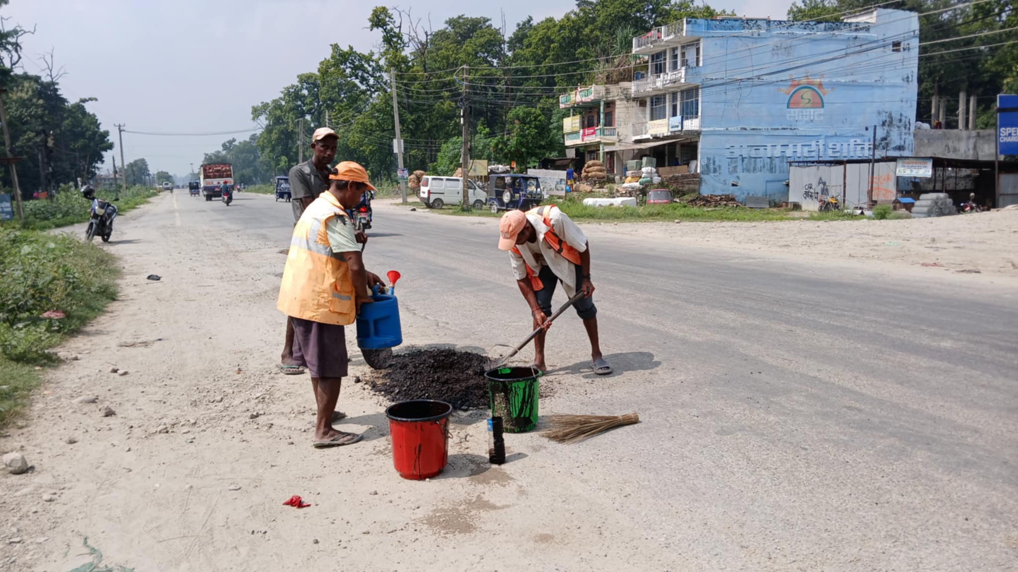 सुदूरपश्चिममा दसैँका लागि राजमार्गका खाल्डा टालटुल गरिदैं
