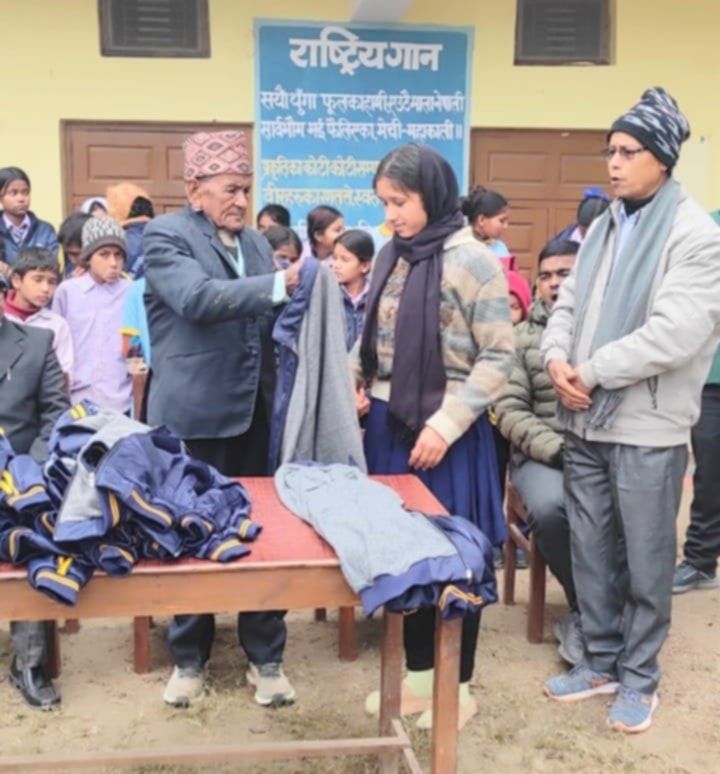 जानकीको अरुणोदय माविका विद्यार्थीलाई ३३ जोर न्यानो पोशाक वितरण