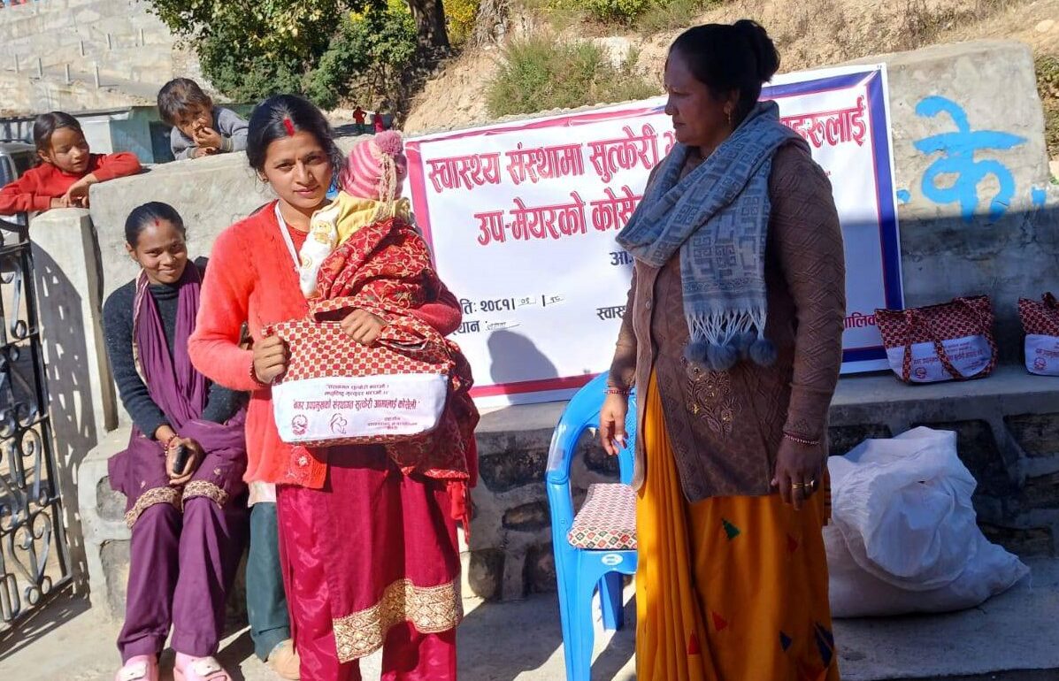 बैतडीको दशरथचन्द नगरपालिकाका सुत्केरी आमाहरुलाई उपमेयरको कोसेली