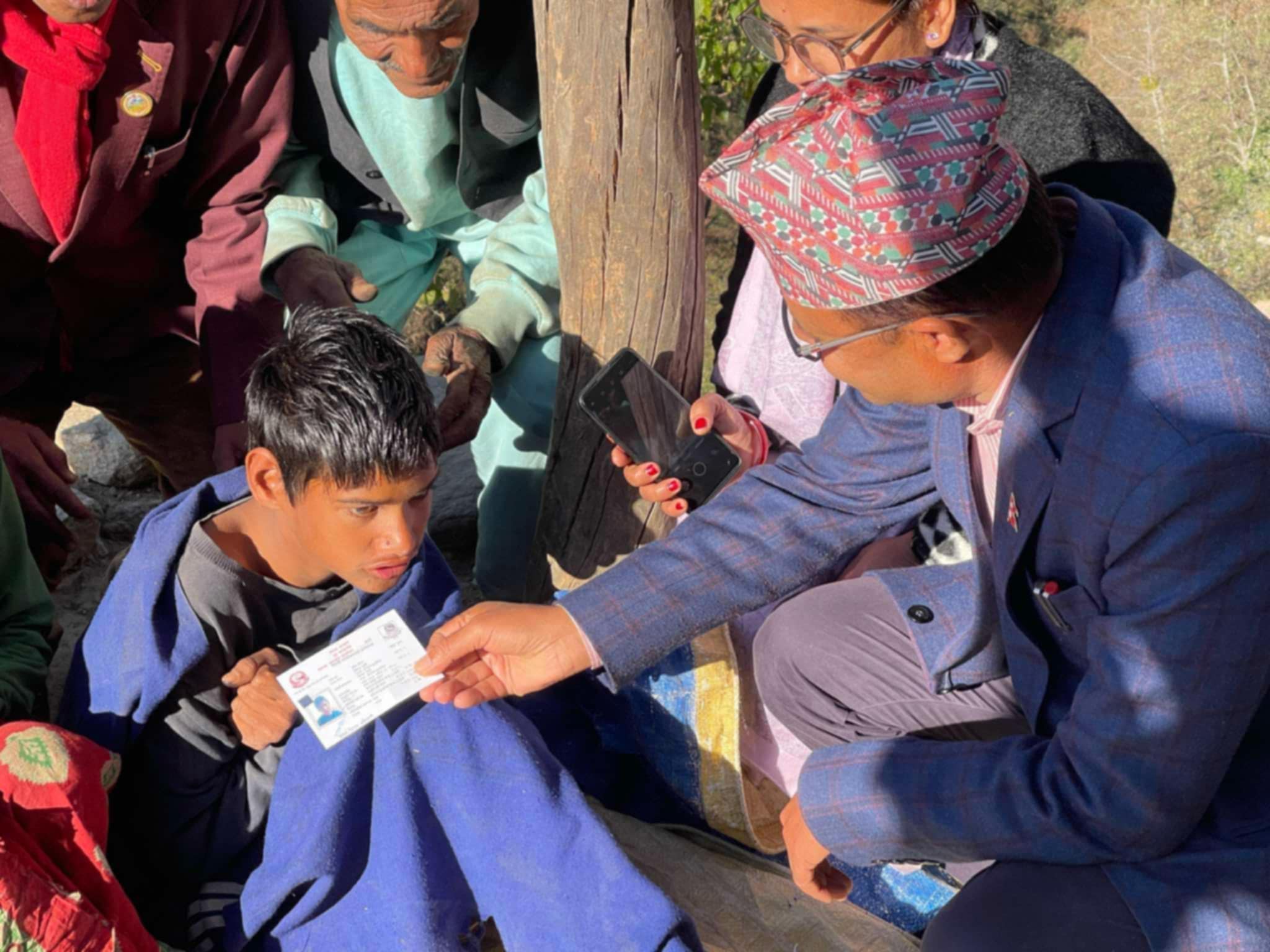 डोटीमा अपांगता भएका व्यक्तिका घरमै पुगेर नागरिकता प्रदान