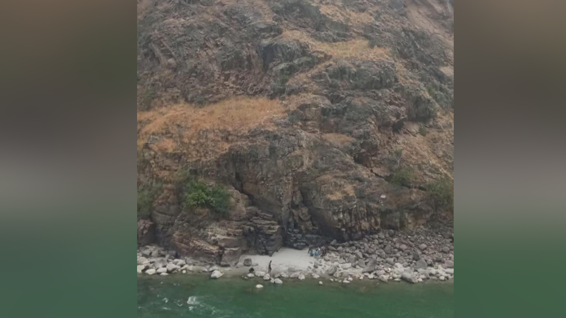 बाजुरामा शव सँगै भिरमा फसेका ८ जनाको उद्धार