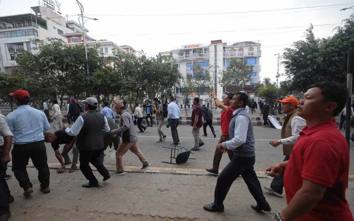अशान्त बन्यो शिक्षक आन्दोलन, एक दर्जन घाइते