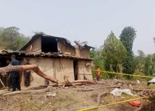 डडेल्धुरामा हावाहुरीले घरमाथि रूख ढल्दा महिलाको मृत्यु
