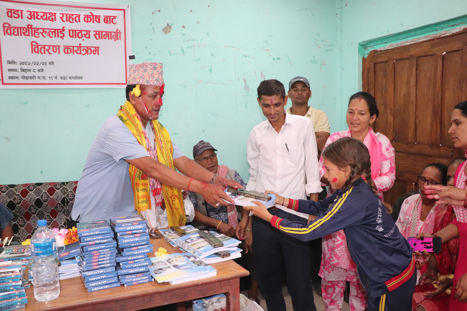 मनकारी वडाध्यक्ष : मासिक पाउने सेवा सुविधाबाट विद्यार्थीलाई पाठ्य सामग्री सहयोग