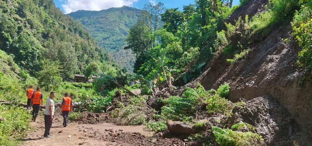 अछाममा पहिरो खस्दा सडक अवरुद्ध