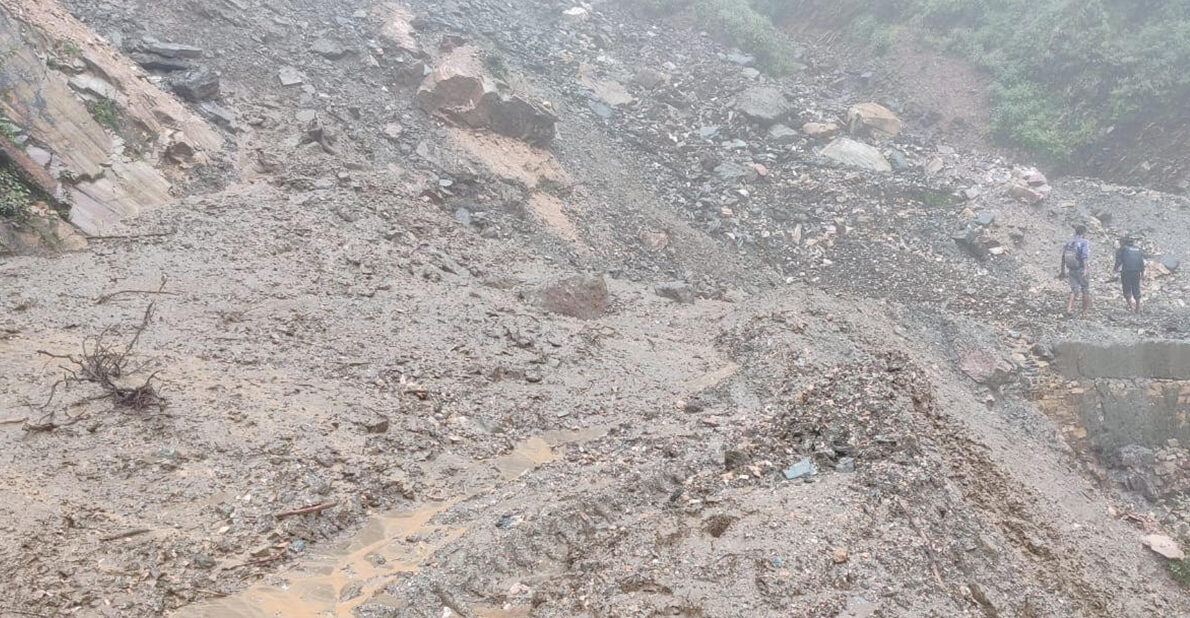 पहिरोका कारण दार्चुला–गोकुलेश्वर सडकको तेर्छालेक रनेबास क्षेत्र अवरुद्ध