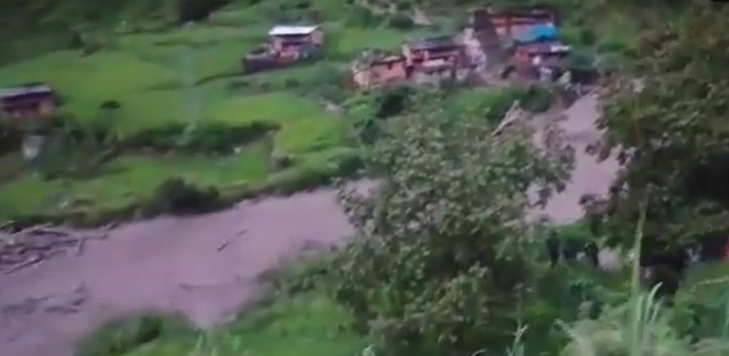 बाजुरामा बाढीले २ घर बगायो