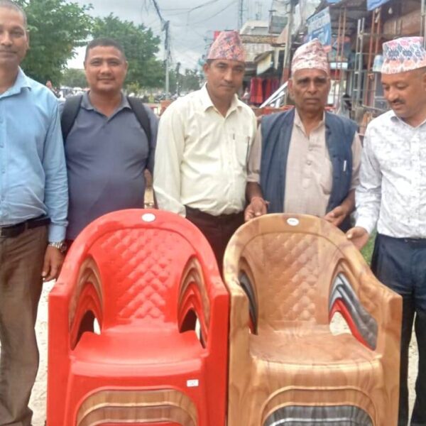 कैलालीको गौरीगंगा – ३ लाई कल्प पाठशालाद्धारा कुर्चि सहयोग