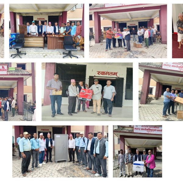 गौरीगंगा नगरपालिकालाई एकै दिन ११ संघसस्था र व्यवसायीले गरे जिन्सी सामान सहयोग