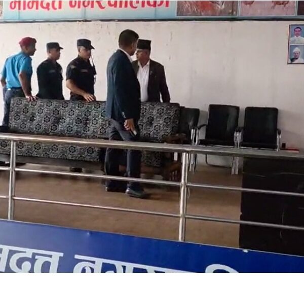 सुदूरपश्चिमका पूर्वमुख्यमन्त्रीले गरे जाँचबुझ आयोगका सदस्यमाथि दुर्व्यवहार