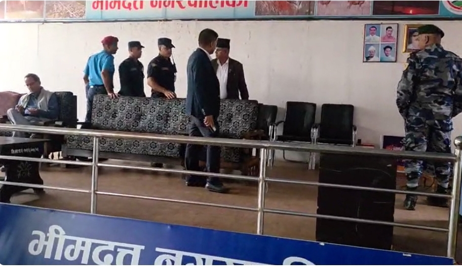 सुदूरपश्चिमका पूर्वमुख्यमन्त्रीले गरे जाँचबुझ आयोगका सदस्यमाथि दुर्व्यवहार