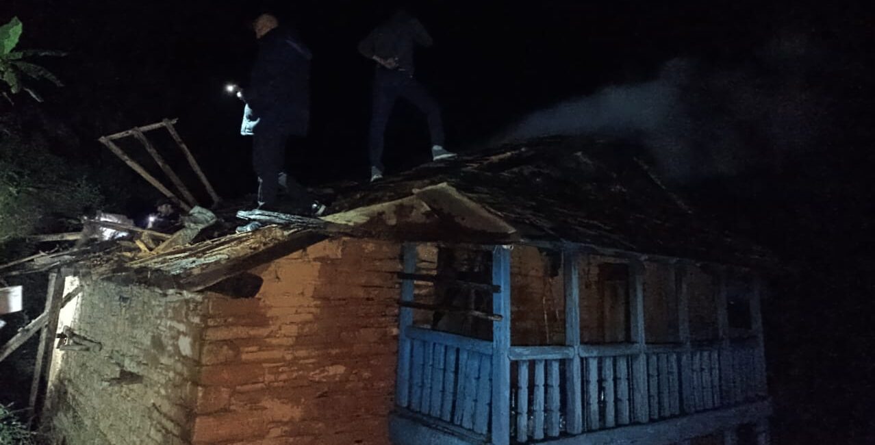 बैतडीका कृष्णानन्दको तीन तले घरमा आगलागी