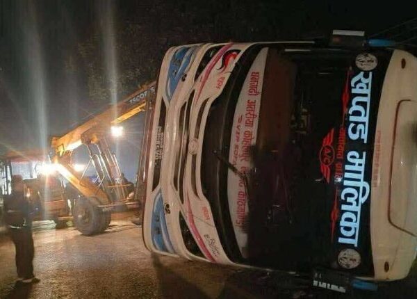 धनगढी आइरहेको बसको ठक्करबाट पैदलयात्रीको मृत्यु, बसमा सवार ५ घाइते