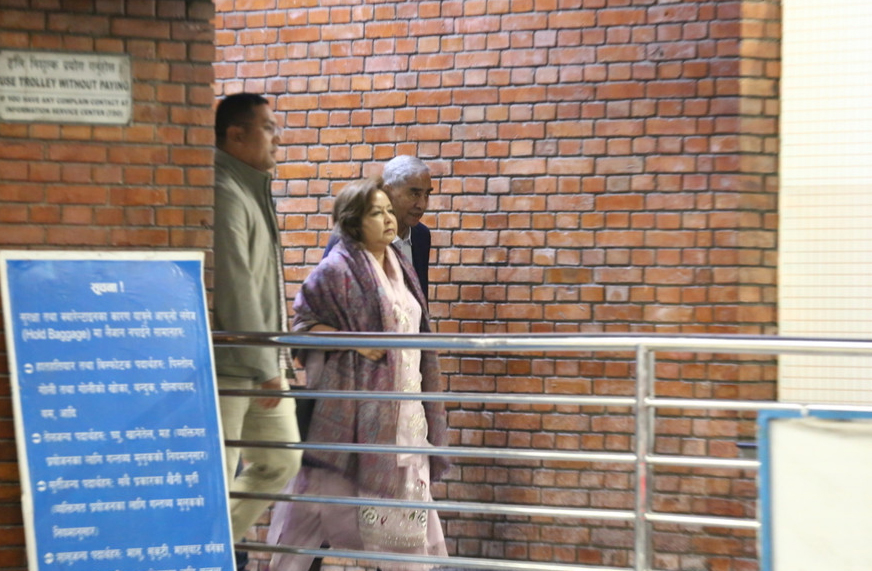 देउवा दम्पती उपचारका लागि सिंगापुर प्रस्थान