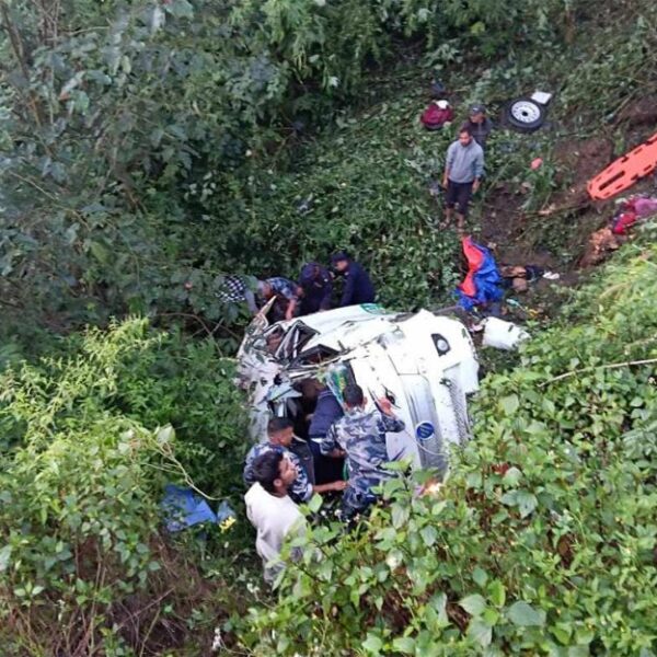 डोटीमा इभी गाडी दुर्घटना एक जनाको मृत्यु, २१ घाइते