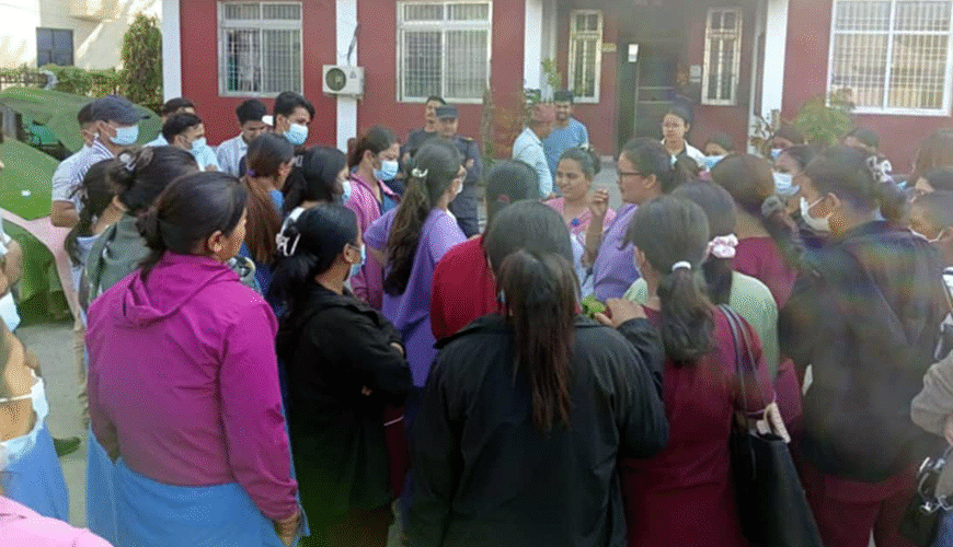 सुदूरपश्चिमका स्वास्थ्यकर्मीद्धारा सामाजिक विकास मन्त्रालय घेराउ