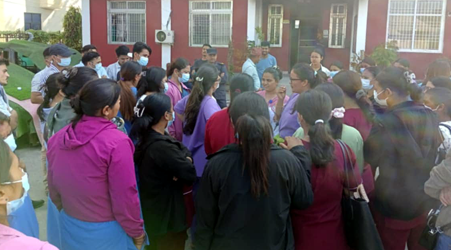 सुदूरपश्चिमका स्वास्थ्यकर्मीद्धारा सामाजिक विकास मन्त्रालय घेराउ